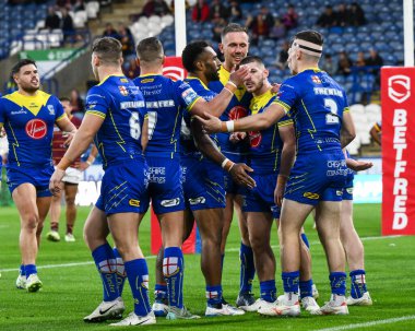 Warrington Wolves takımından Josh Thewlis, Betfred Süper Lig 26. Raundda John Smith Stadyumu 'nda Huddersfield Giants ve Warrington Wolves maçında denemesini kutluyor.