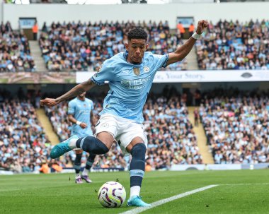 Manchester City 'den Savinho Premier League maçında topu geçiyor Manchester City ile Brentford arasında Etihad Stadyumu, Manchester, İngiltere, 14 Eylül 2024