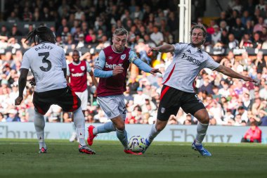 West Ham United 'dan Jarrod Bowen, Premier League maçında Fulham - West Ham United - Craven Cottage, Londra, İngiltere, 14 Eylül 2024' te Joachim Andersen - Fulham maçı sırasında baskı altında kaldı.