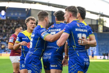 Warrington Wolves 'tan Matty Ashton, Betfred Süper Lig 26. Raundda John Smith Stadyumu' nda Huddersfield Giants ve Warrington Wolves maçında denemesini kutluyor.