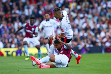 Fulham 'dan Andreas Pereira ve West Ham United takımından Emerson Palmieri Premier Lig maçında top için mücadele ettiler Fulham-West Ham United Craven Cottage, Londra, Birleşik Krallık' ta 14 Eylül 2024