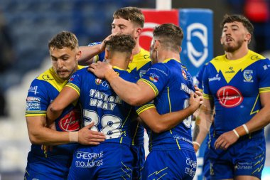 Warrington Wolves takımından Cai Taylor-Wray, Betfred Süper Lig 26. Raundda John Smith Stadyumu 'nda Huddersfield Giants ve Warrington Wolves maçında denemesini kutluyor.