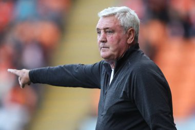 Blackpool 'un baş antrenörü Steve Bruce, 14 Eylül 2024' te Bloomfield Road, Blackpool 'da oynanan Blackpool - Exeter City maçında oyuncularına talimat veriyor.