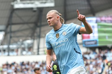 Manchester City 'den Erling Haaland, Premier League maçında Manchester City ile Brentford arasındaki maçı 1-1 kazanma hedefini kutluyor. Etihad Stadyumu, Manchester, İngiltere, 14 Eylül 2024