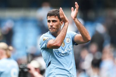 Manchester City 'den Rodri, Premier League maçında Manchester City' nin Brentford 'a karşı 14 Eylül 2024' te Etihad Stadyumu 'nda ev sahibi taraftarları alkışlıyor.
