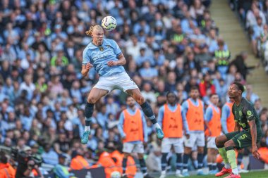 Manchester City 'den Erling Haaland Premier League karşılaşmasında Manchester City ile Etihad Stadyumu' nda 14 Eylül 2024 'te oynanan karşılaşmada yüksek topu kazanmak için sıçradı.