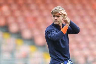 Blackpool 'dan Dom Ballard, 14 Eylül 2024' te Bloomfield Road, Blackpool 'da oynanan Blackpool - Exeter City maçı sonrasında ev sahibi taraftarları alkışlıyor.
