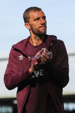 West Ham United takımından Tomas Soucek, 14 Eylül 2024 'te Craven Cottage, Londra' da oynanan Premier League maçında taraftarları karşılıyor.