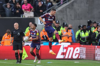 Newcastle United takımından Fabian Schr, İngiltere 'nin Wolineux kentinde oynanan Premier League maçında Wolverhampton Wanderers - Newcastle United maçında 1-1 kazanma hedefini kutluyor.