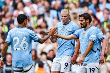 Erling Haaland Manchester City 'den Savinho ve Manchester City' den lkay Gndoan ile Premier League maçında Manchester City 'nin Brentford' a karşı 14 Eylül 2024 'te Etihad Stadyumu' nda 2-1 'lik galibiyetini kutluyor.