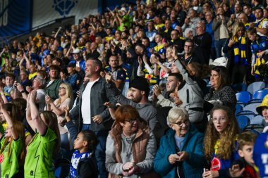 Warrington taraftarları Betfred Süper Lig 26. Raundunun sonunda Huddersfield Giants ile Warrington Wolves maçını John Smith Stadyumu, Huddersfield, Birleşik Krallık 'ta 14 Eylül 2024' te kutluyorlar.