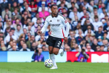 Fulham takımından Kenny Tete 14 Eylül 2024 'te Craven Cottage, Londra' da oynanan Premier League maçında topla koşuyor.