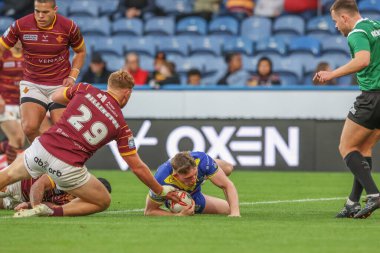 Warrington Wolves takımından Matty Nicholson, 14 Eylül 2024 'te John Smith Stadyumu' nda oynanan Betfred Süper Lig 26. Raundda Huddersfield Giants 'a karşı Warrington Wolves maçına gidiyor.