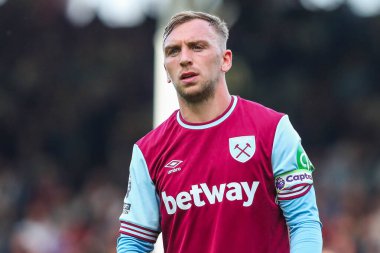 West Ham United takımından Jarrod Bowen 14 Eylül 2024 'te Craven Cottage, Londra' da oynanan Premier League maçında Fulham-West Ham United maçına bakıyor.