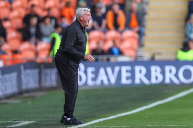 Blackpool 'un baş antrenörü Steve Bruce, 14 Eylül 2024' te Bloomfield Road, Blackpool 'da oynanan Blackpool - Exeter City maçında oyuncularına bağırıyor.