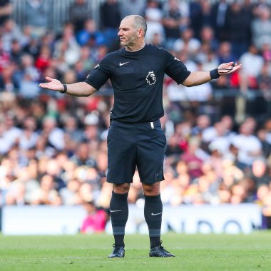 Hakem Tim Robinson 14 Eylül 2024 'te Craven Cottage, Londra, İngiltere' de oynanan Premier League maçında tepki gösterdi.