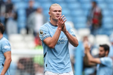 Manchester City 'den Erling Haaland, Manchester City ile Brentford' un 14 Eylül 2024 'te Etihad Stadyumu' nda oynanan Premier League karşılaşmasında ev sahibi taraftarları alkışlıyor.