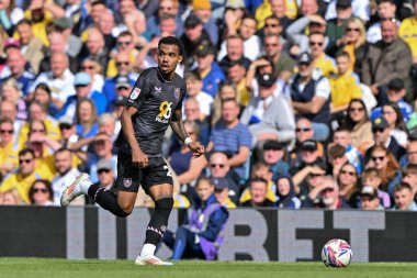 Burnley 'den Lucas Pires 14 Eylül 2024' te İngiltere 'nin Leeds Road kentinde oynanan Sky Bet Şampiyonası maçında topu ileri atıyor.