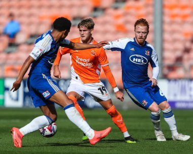 Blackpool 'dan Dom Ballard, 14 Eylül 2024' te Bloomfield Road, Blackpool, İngiltere 'de oynanan Blackpool - Exeter City maçında topu aldı.