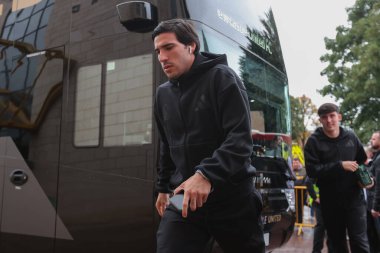 Newcastle United takımından Sandro Tonali, 15 Eylül 2024 'te İngiltere' nin Molineux kentinde oynanan Premier League karşılaşması öncesinde Wolverhampton Wanderers ile Newcastle United maçına geldi.