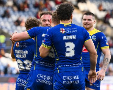 Warrington Wolves takımından Cai Taylor-Wray, Betfred Süper Lig 26. Raundda John Smith Stadyumu 'nda Huddersfield Giants ve Warrington Wolves maçında denemesini kutluyor.