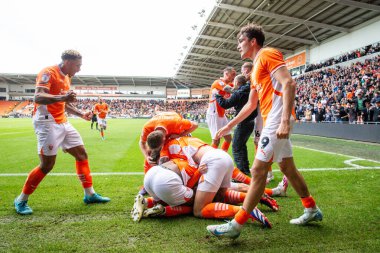 Blackpool oyuncuları, Blackpool 'lu James Husband' ın 14 Eylül 2024 'te Bloomfield Road, Blackpool' da oynanan Blackpool - Exeter City maçında 2-1 kazanmasını kutluyor.