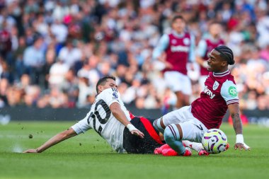 Fulham 'dan Andreas Pereira ve West Ham United takımından Emerson Palmieri Premier Lig maçında top için mücadele ettiler Fulham-West Ham United Craven Cottage, Londra, Birleşik Krallık' ta 14 Eylül 2024