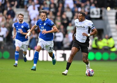 Nathaniel MENDEZ-LAING topu Perry Ng ve Jesper DALAND 'la birlikte atak yaparak 14 Eylül 2024' te İngiltere 'nin Pride Park Stadyumu' nda oynanan Derby County - Cardiff City maçında kovalamaca oynadı.