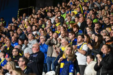 Warrington taraftarları Betfred Süper Lig 26. Raundunun sonunda Huddersfield Giants ile Warrington Wolves maçını John Smith Stadyumu, Huddersfield, Birleşik Krallık 'ta 14 Eylül 2024' te kutluyorlar.