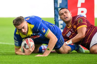 Warrington Wolves 'tan James Harrison Betfred Süper Lig 26. Raundda John Smith' in Stadyumu, Huddersfield, Birleşik Krallık 'ta oynanan Huddersfield Giants vs Warrington Wolves maçına gidiyor.