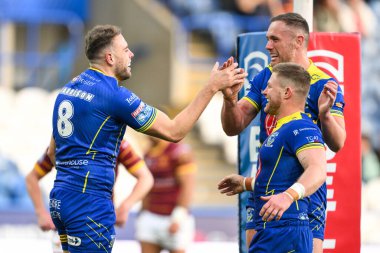 Warrington Wolves takımından James Harrison, 14 Eylül 2024 'te John Smith' in Stadyumu 'nda oynanan Betfred Süper Lig 26. Maçı' nda Huddersfield Giants ve Warrington Wolves maçında denemesini kutluyor.