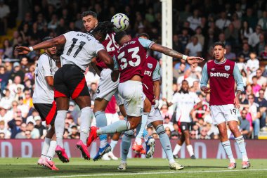 Fulham 'dan Adama Traore, Premier Lig maçında West Ham United' tan Emerson Palmieri ile Craven Cottage, Londra, İngiltere 'de oynanan 14 Eylül 2024' te West Ham United maçında topa atladı.