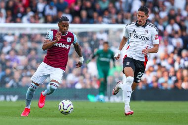 West Ham United takımından Crysencio Summerville, Fulham - West Ham United maçında Fulham - Craven Cottage, Londra, Birleşik Krallık 'ta 14 Eylül 2024' te oynanan Premier League maçında Fulham Lukiç 'in baskısı altında.