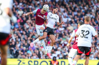 West Ham United takımından Konstantinos Mavropanos, Premier League maçında Fulham - West Ham United maçında Raul Jimenez ile birlikte Craven Cottage, Londra, İngiltere 'de 14 Eylül 2024' de top için zıplıyor.