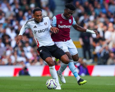 Fulham 'dan Kenny Tete, Premier League maçında West Ham United' tan Muhammed Kudus tarafından Craven Cottage, Londra, Birleşik Krallık 'ta 14 Eylül 2024' te oynanan maçta baskı altına alındı.