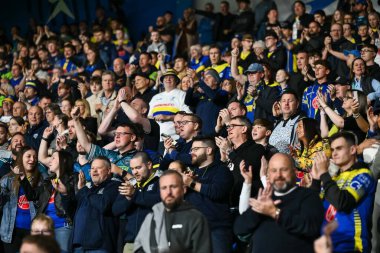 Warrington taraftarları Betfred Süper Lig 26. Raundunun sonunda Huddersfield Giants ile Warrington Wolves maçını John Smith Stadyumu, Huddersfield, Birleşik Krallık 'ta 14 Eylül 2024' te kutluyorlar.