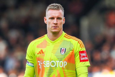 Fulham 'dan Bernd Leno Premier Lig maçı sırasında Craven Cottage, Londra, İngiltere' de Fulham-West Ham United maçına bakıyor.