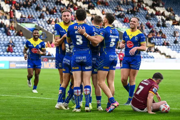 Warrington Wolves takımından Cai Taylor-Wray, Betfred Süper Lig 26. Raundda John Smith Stadyumu 'nda Huddersfield Giants ve Warrington Wolves maçında denemesini kutluyor.