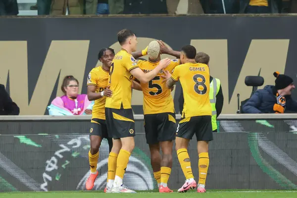 Wolverhampton Wanderers takımından Mario Lemina, Premier League maçında Wolverhampton Wanderers 'a karşı Newcastle United maçında Wolineux, Wolverhampton, Birleşik Krallık' ta 15 Eylül 2024 'te 1-0 Wolverhampton Wanderers' a ulaşma hedefini kutluyor.