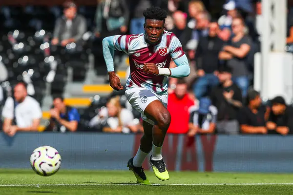 West Ham United takımından Muhammed Kudus, 14 Eylül 2024 'te Craven Cottage, Londra' da oynanan Premier League maçından önce ısınıyor.