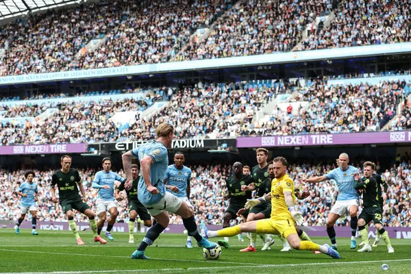 Manchester City 'den Kevin De Bruyne topu geçerken, Brentford' dan Mark Flekken Premier League karşılaşmasında Manchester City ile Brentford arasında 14 Eylül 2024 'te Etihad Stadyumu' nda karşılaştı.