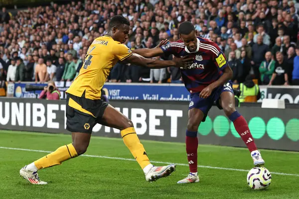 Newcastle United takımından Alexander Isak, Wolverhampton Wanderers 'ın Newcastle United' a karşı oynadığı Premier League maçı sırasında Wolverhampton Wanderers 'dan Yerson Mosquera' yı durdurdu.