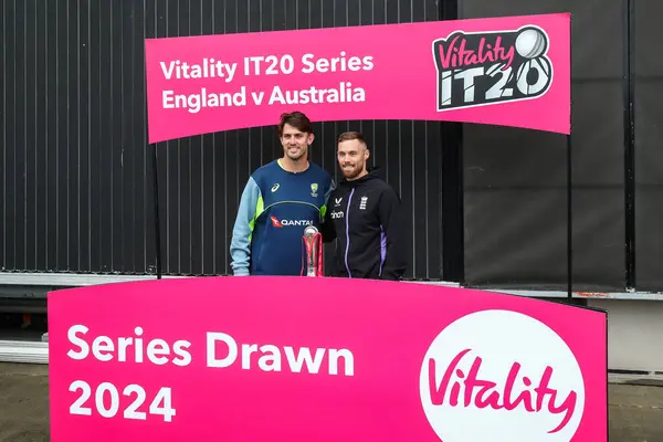 Stock image Mitchell Marsh of Australia and Phil Salt of England pose for a photo with the trophy after the Third Vitality IT20 Series match England vs Australia at Old Trafford, Manchester, United Kingdom, 15th September 2024