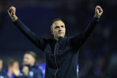 Birmingham City 'nin teknik direktörü Chris Davies, takımının takımının 16 Eylül 2024' te St. Andrew 's @ Knighthead Park, Birmingham' da Birmingham City-Wrexham maçında kazandığı maçı kutluyor.