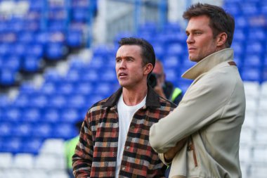 Rob McElhenney, Birmingham City vs Wrexham maçından önce Tom Brady ile konuşuyor. St. Andrew 's @ Knighthead Park, Birmingham, İngiltere, 16 Eylül 2024