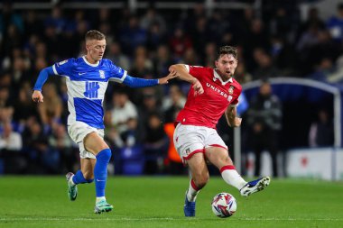 Wrexham 'dan Thomas O' Connor, Birmingham City - Wrexham maçında Birmingham City maçı sırasında Birmingham City 'den Jay Stansfield' ın baskısıyla topu geçti. St. Andrew 's @ Knighthead Park, Birmingham, İngiltere, 16 Eylül 2024