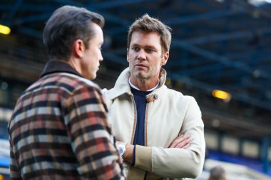 Tom Brady, Birmingham City, St. Andrew 's @ Knighthead Park, Birmingham, İngiltere' de 16 Eylül 2024 tarihinde oynanan Sky Bet Ligi 1 karşılaşmasından önce Rob McElhenney ile konuştu.