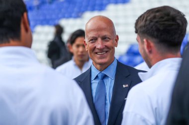 Tom Wagner (Birmingham City 'nin ortağı), Birmingham City vs Wrexham maçından önce oyuncularıyla konuşuyor. St. Andrew' s @ Knighthead Park, Birmingham, Birleşik Krallık, 16 Eylül 2024