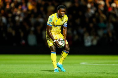 Kristal Saray 'dan Marc Guehi, 17 Eylül 2024' te İngiltere 'deki Kiyan Prince Vakfı Stadyumu' nda oynanan Queens Park Rangers-Crystal Palace maçında görev başında.