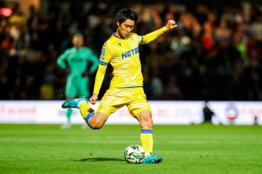 Kristal Saray 'dan Daichi Kamada, 17 Eylül 2024' te Londra 'daki Kiyan Prince Vakfı Stadyumu' nda oynanan Queens Park Rangers-Crystal Palace maçında topu çaprazlıyor.